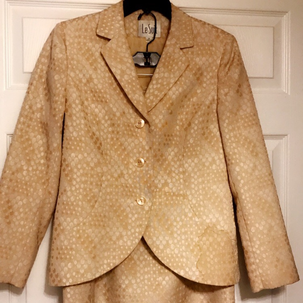Skirt suit